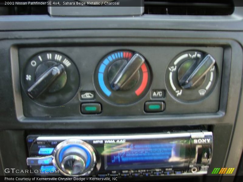 Sahara Beige Metallic / Charcoal 2001 Nissan Pathfinder SE 4x4