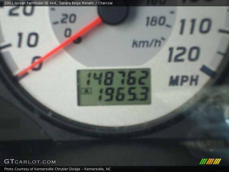 Sahara Beige Metallic / Charcoal 2001 Nissan Pathfinder SE 4x4