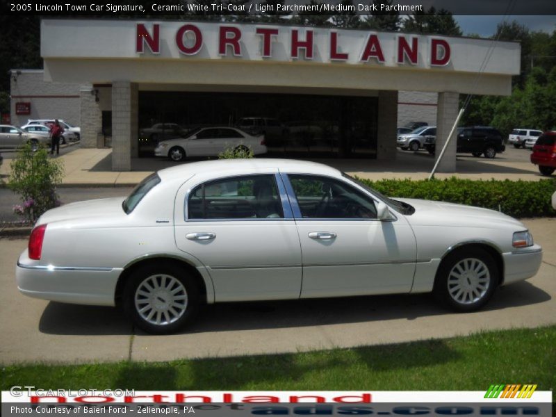 Ceramic White Tri-Coat / Light Parchment/Medium Dark Parchment 2005 Lincoln Town Car Signature