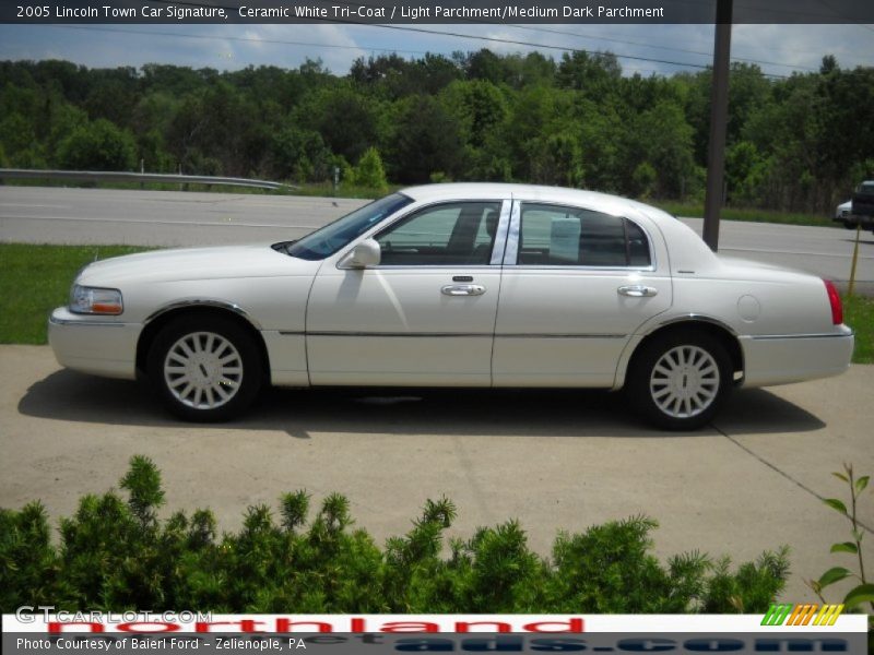 Ceramic White Tri-Coat / Light Parchment/Medium Dark Parchment 2005 Lincoln Town Car Signature