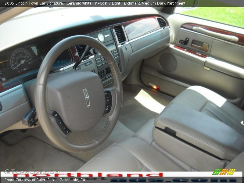 Ceramic White Tri-Coat / Light Parchment/Medium Dark Parchment 2005 Lincoln Town Car Signature