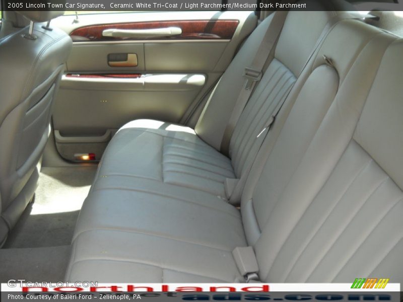 Ceramic White Tri-Coat / Light Parchment/Medium Dark Parchment 2005 Lincoln Town Car Signature