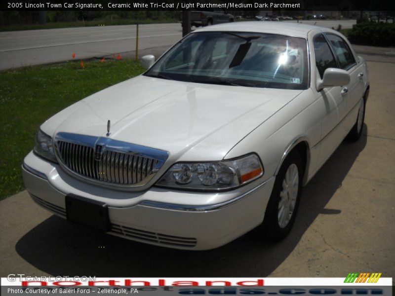 Ceramic White Tri-Coat / Light Parchment/Medium Dark Parchment 2005 Lincoln Town Car Signature