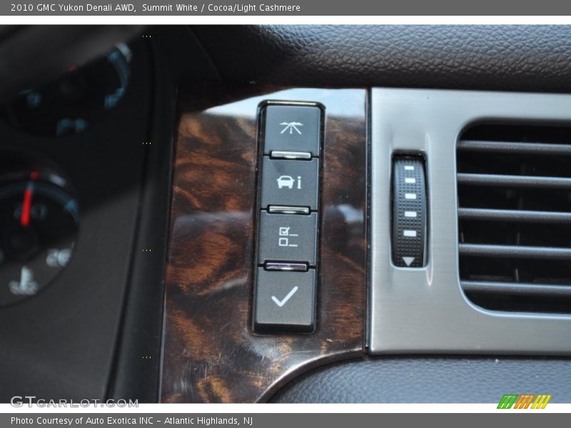 Summit White / Cocoa/Light Cashmere 2010 GMC Yukon Denali AWD