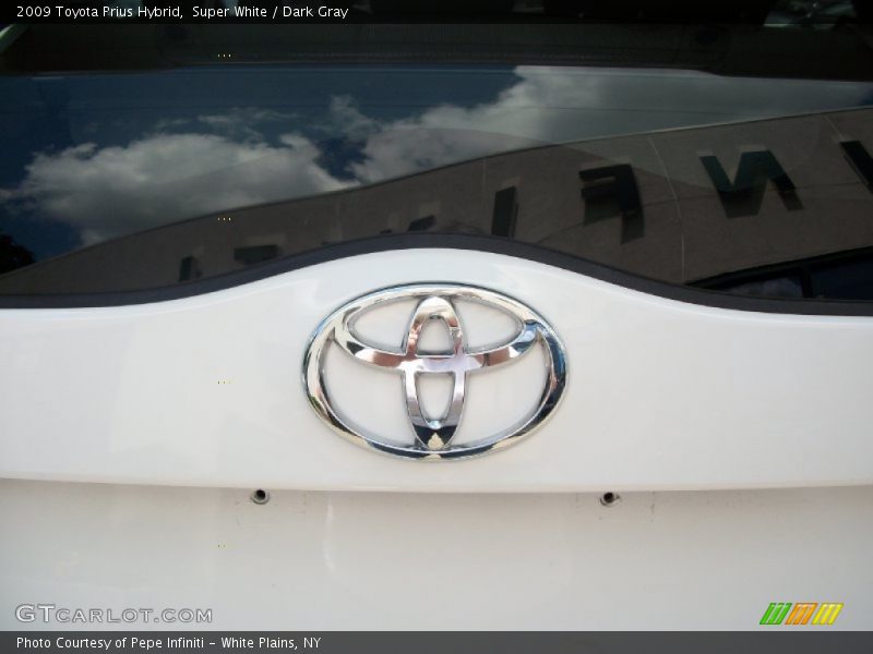Super White / Dark Gray 2009 Toyota Prius Hybrid