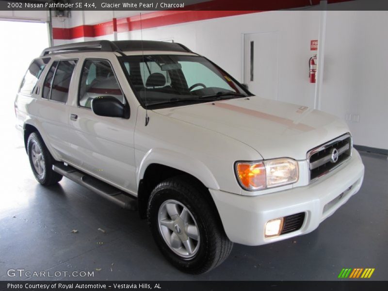 Glacier White Pearl / Charcoal 2002 Nissan Pathfinder SE 4x4