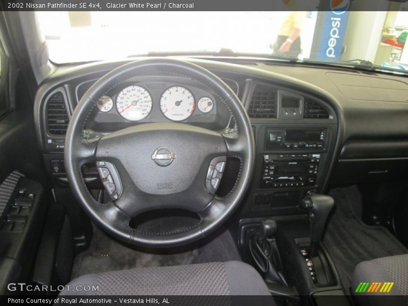 Glacier White Pearl / Charcoal 2002 Nissan Pathfinder SE 4x4