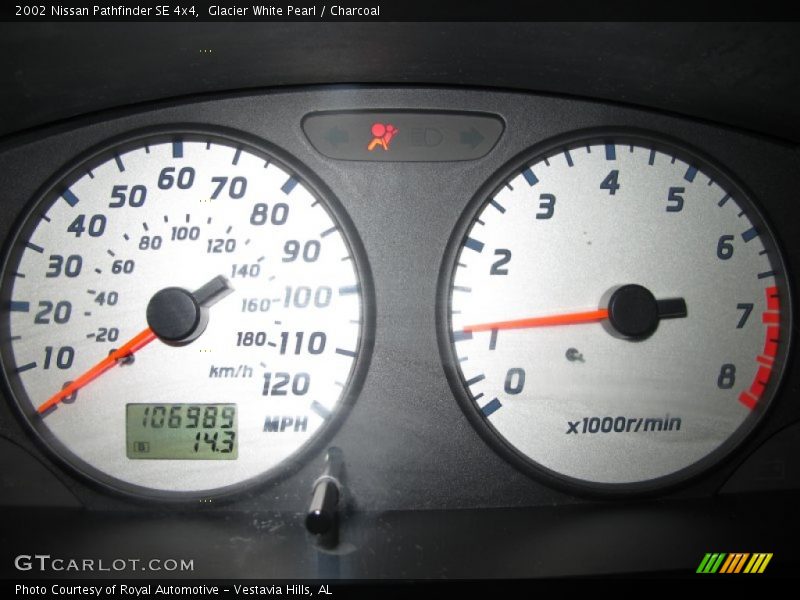 Glacier White Pearl / Charcoal 2002 Nissan Pathfinder SE 4x4