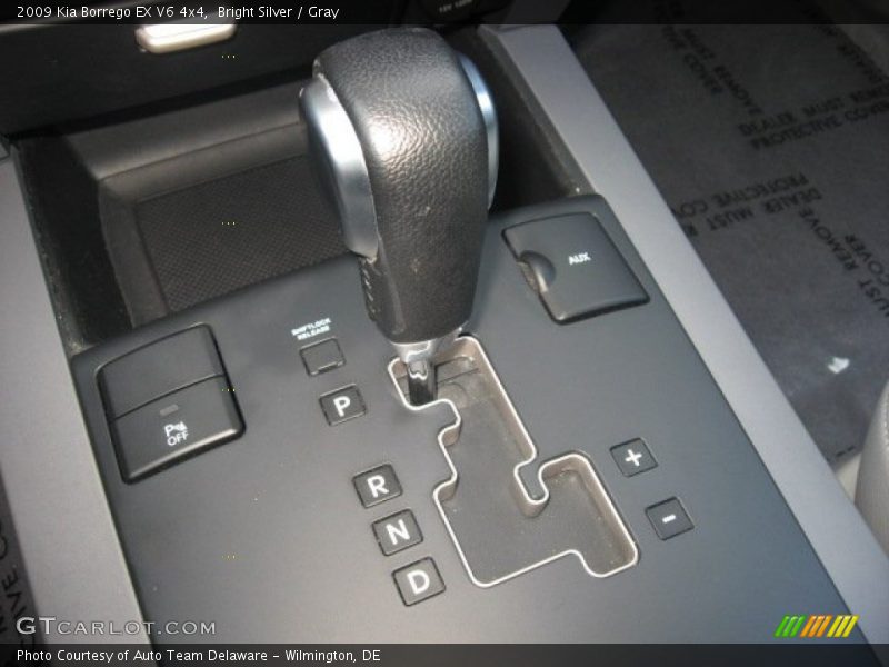 Bright Silver / Gray 2009 Kia Borrego EX V6 4x4