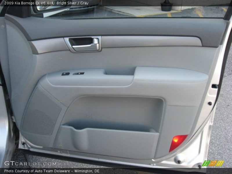 Bright Silver / Gray 2009 Kia Borrego EX V6 4x4