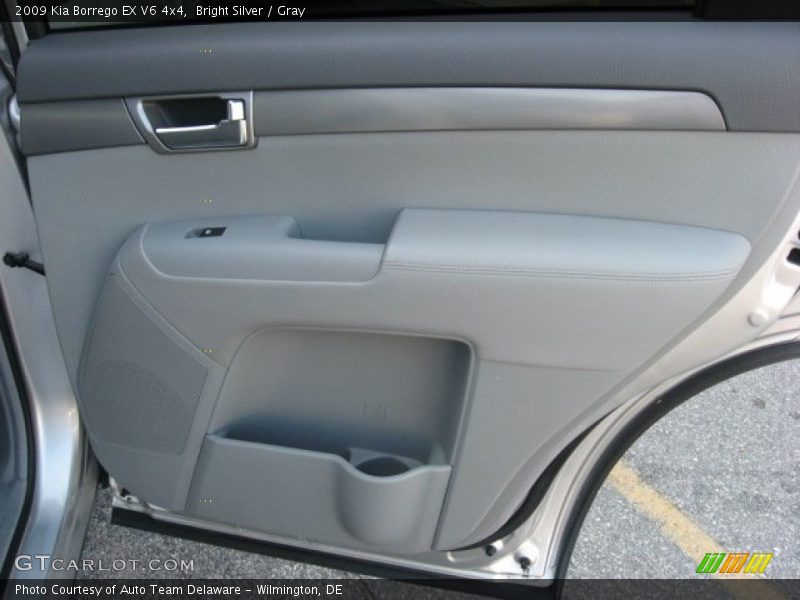 Bright Silver / Gray 2009 Kia Borrego EX V6 4x4