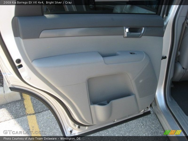 Bright Silver / Gray 2009 Kia Borrego EX V6 4x4