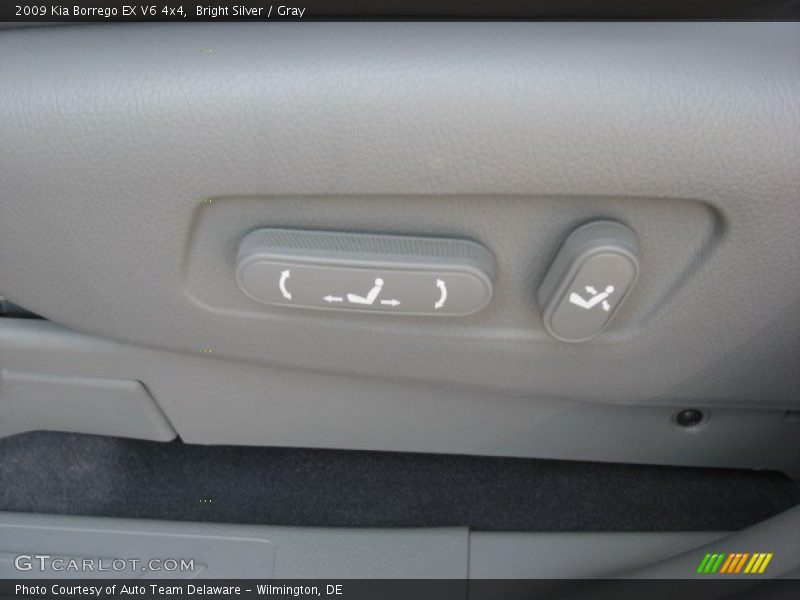 Bright Silver / Gray 2009 Kia Borrego EX V6 4x4