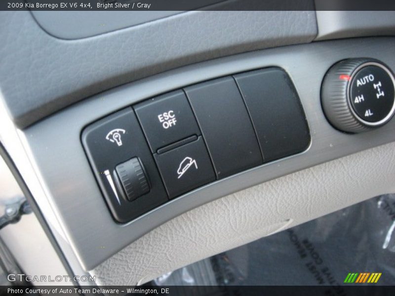 Bright Silver / Gray 2009 Kia Borrego EX V6 4x4