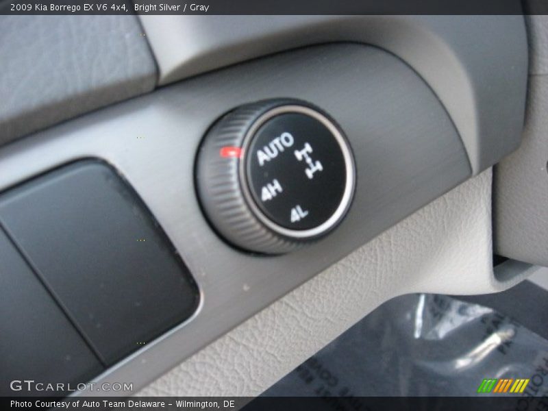 Bright Silver / Gray 2009 Kia Borrego EX V6 4x4