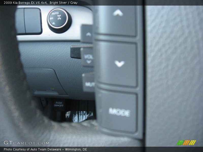 Bright Silver / Gray 2009 Kia Borrego EX V6 4x4