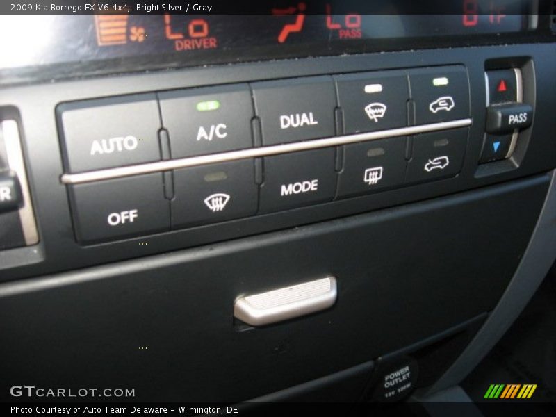 Bright Silver / Gray 2009 Kia Borrego EX V6 4x4