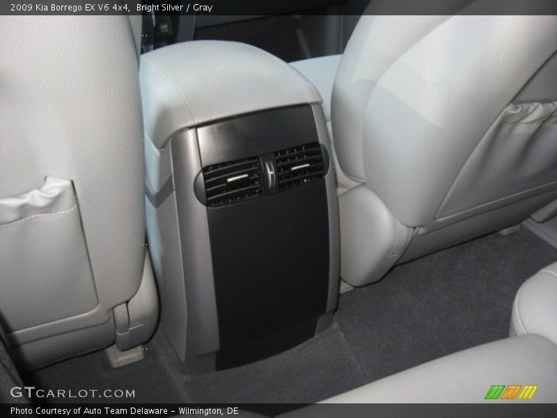 Bright Silver / Gray 2009 Kia Borrego EX V6 4x4