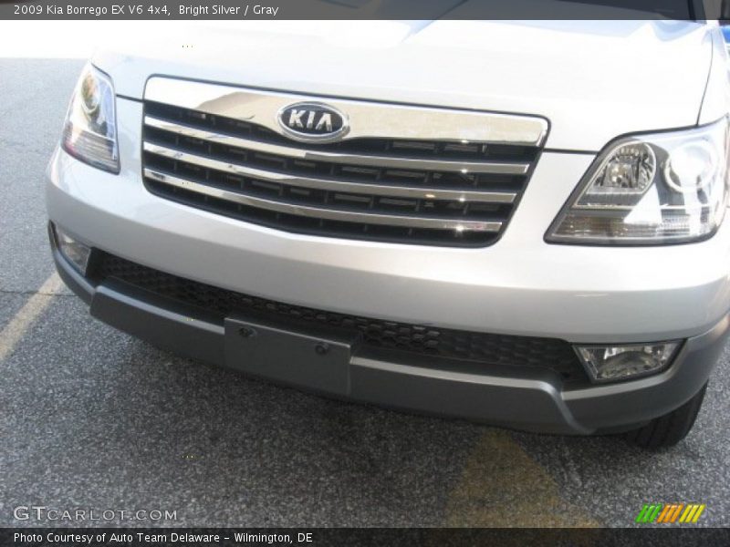 Bright Silver / Gray 2009 Kia Borrego EX V6 4x4