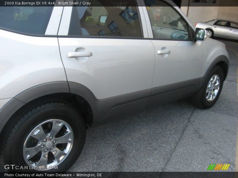 Bright Silver / Gray 2009 Kia Borrego EX V6 4x4