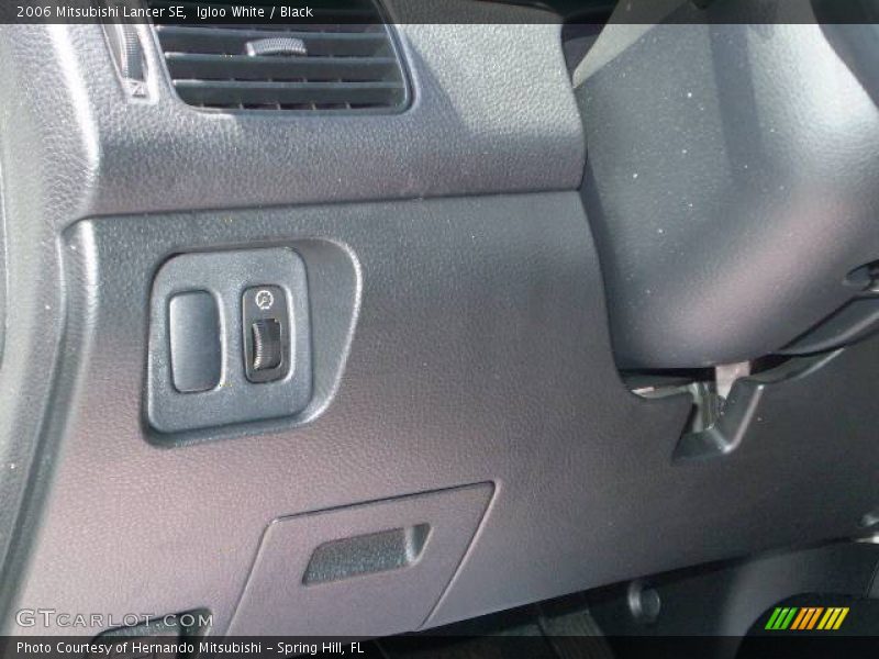 Igloo White / Black 2006 Mitsubishi Lancer SE