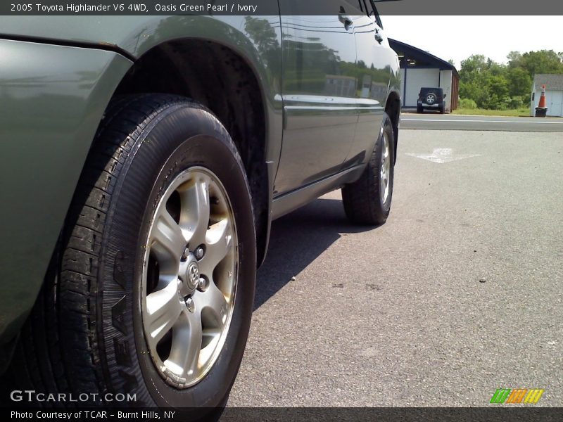 Oasis Green Pearl / Ivory 2005 Toyota Highlander V6 4WD