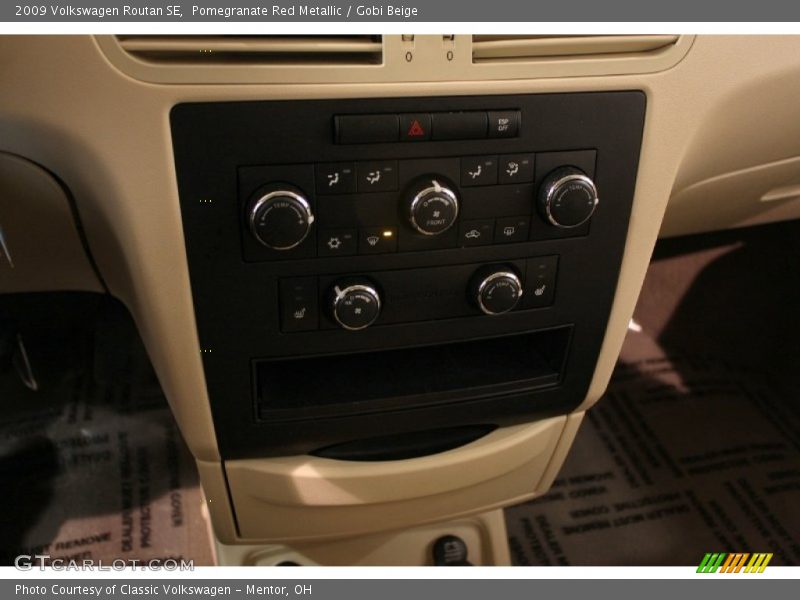 Pomegranate Red Metallic / Gobi Beige 2009 Volkswagen Routan SE