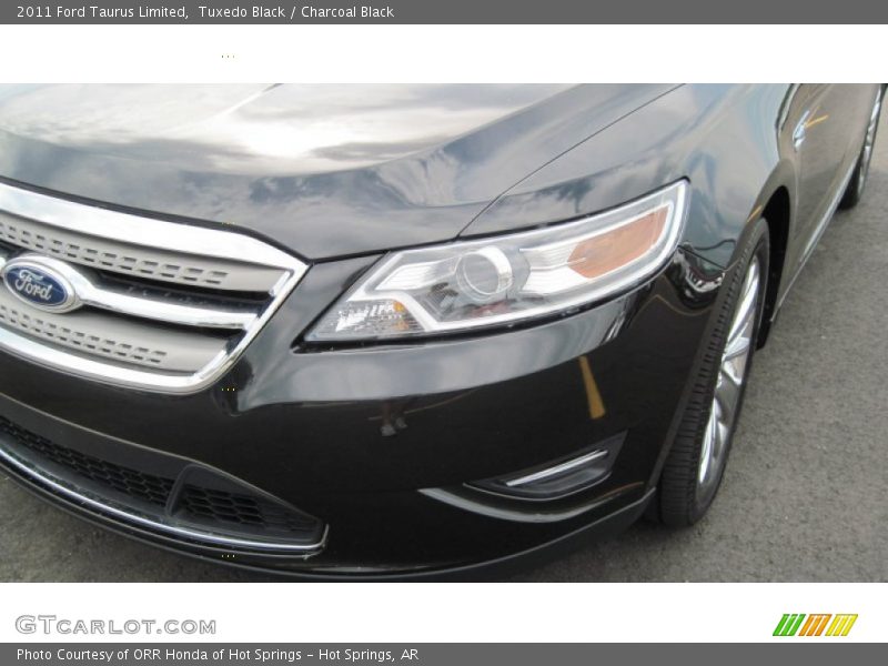 Tuxedo Black / Charcoal Black 2011 Ford Taurus Limited