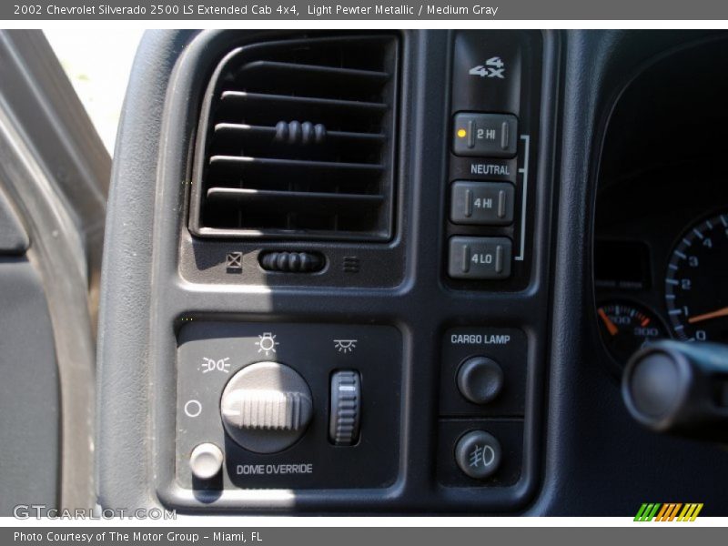 Controls of 2002 Silverado 2500 LS Extended Cab 4x4