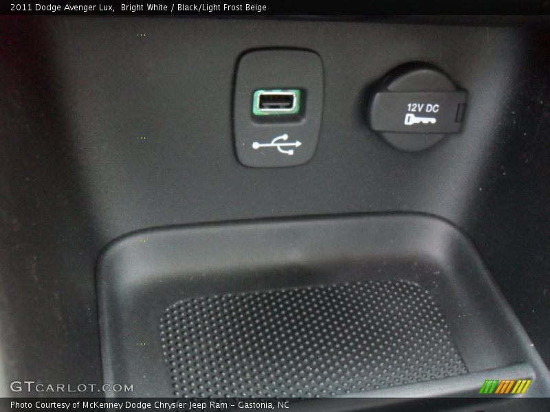 Bright White / Black/Light Frost Beige 2011 Dodge Avenger Lux