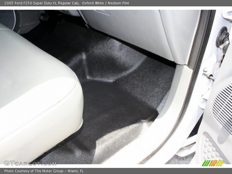 Oxford White / Medium Flint 2005 Ford F250 Super Duty XL Regular Cab