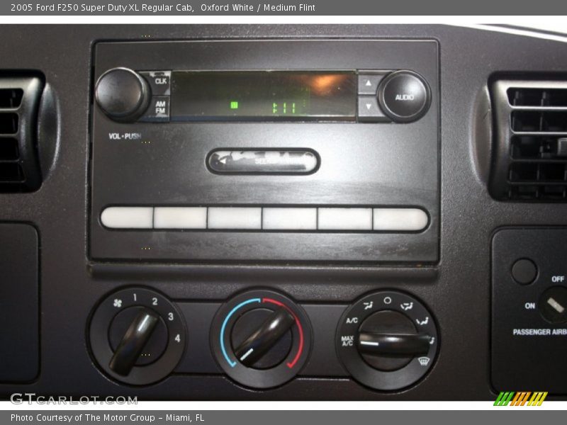 Oxford White / Medium Flint 2005 Ford F250 Super Duty XL Regular Cab