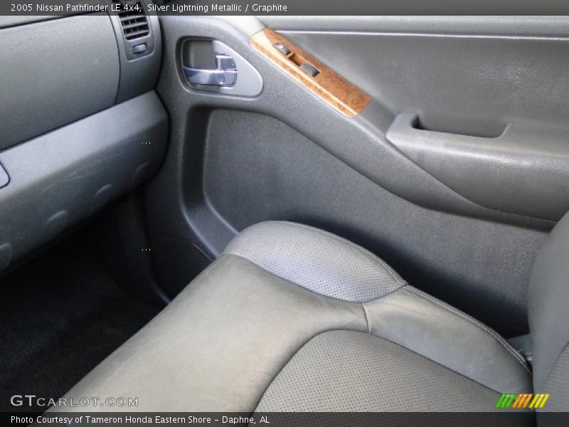 Silver Lightning Metallic / Graphite 2005 Nissan Pathfinder LE 4x4