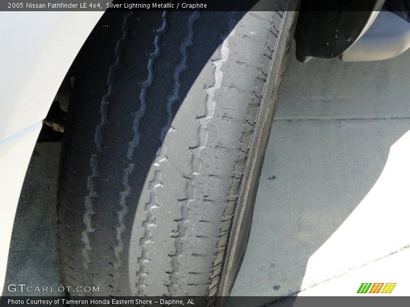 Silver Lightning Metallic / Graphite 2005 Nissan Pathfinder LE 4x4
