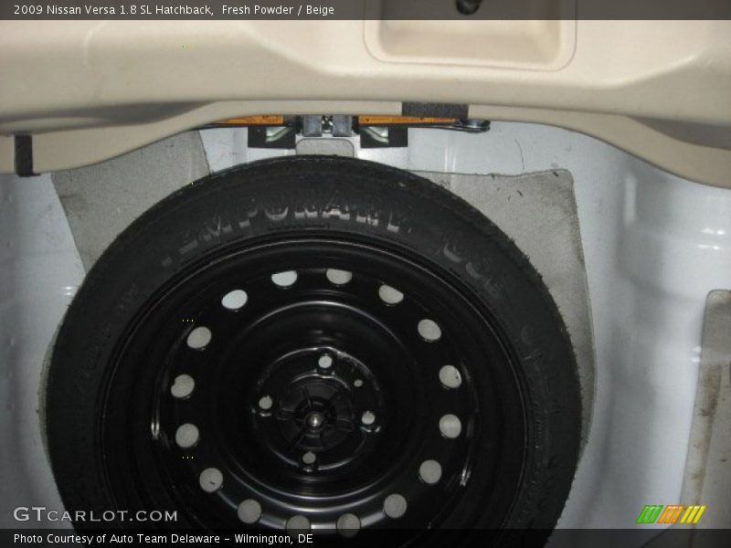 Fresh Powder / Beige 2009 Nissan Versa 1.8 SL Hatchback