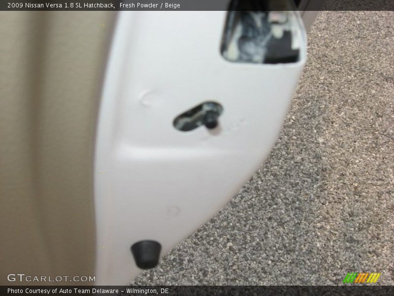 Fresh Powder / Beige 2009 Nissan Versa 1.8 SL Hatchback