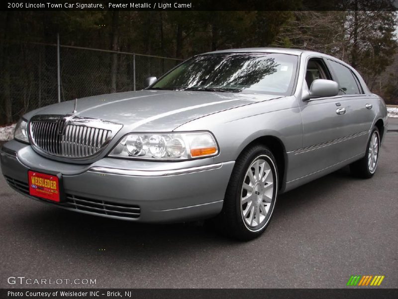 Pewter Metallic / Light Camel 2006 Lincoln Town Car Signature