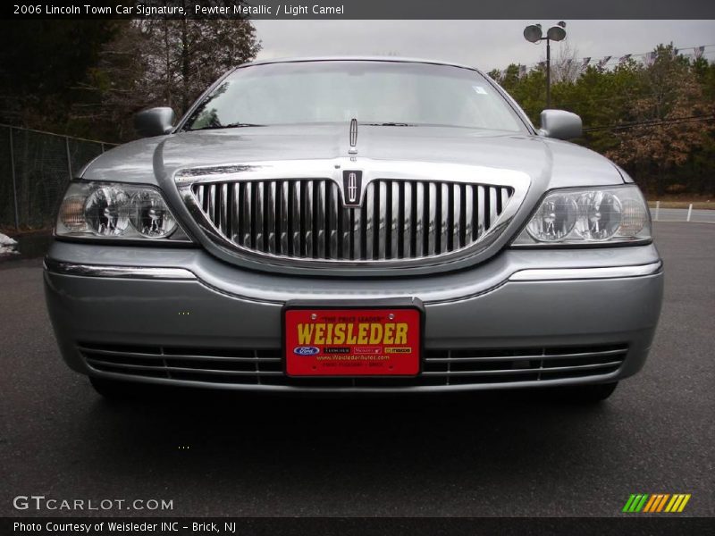 Pewter Metallic / Light Camel 2006 Lincoln Town Car Signature