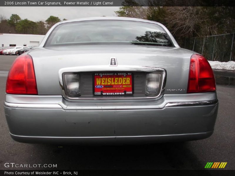 Pewter Metallic / Light Camel 2006 Lincoln Town Car Signature