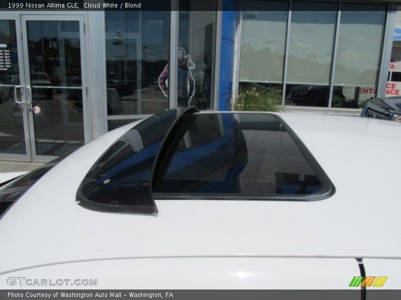 Cloud White / Blond 1999 Nissan Altima GLE