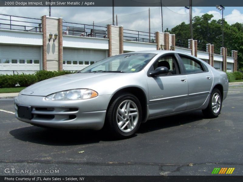 Front 3/4 View of 2000 Intrepid 