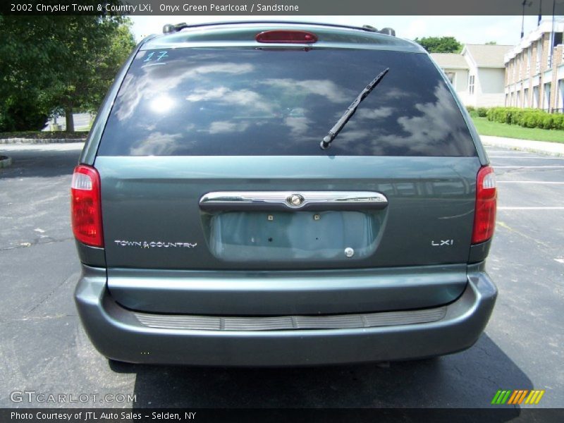 Onyx Green Pearlcoat / Sandstone 2002 Chrysler Town & Country LXi