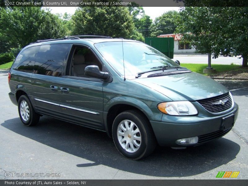 Front 3/4 View of 2002 Town & Country LXi