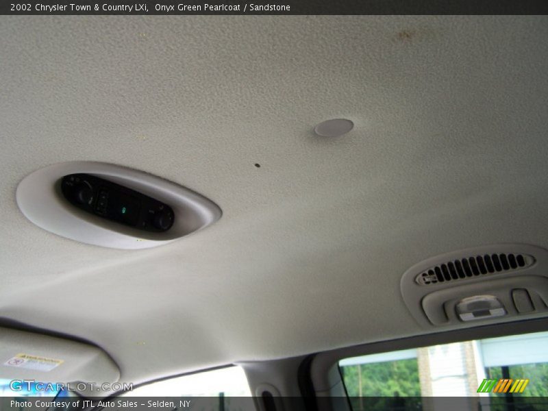 Onyx Green Pearlcoat / Sandstone 2002 Chrysler Town & Country LXi