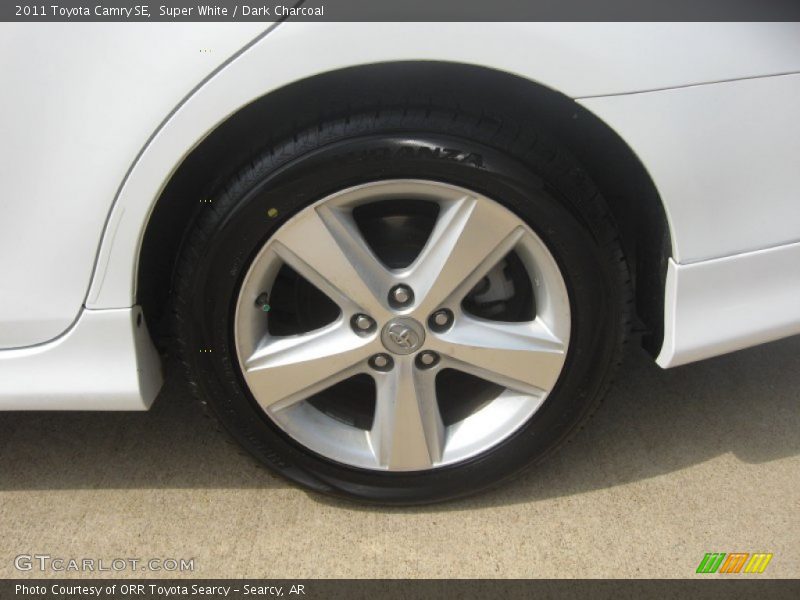 Super White / Dark Charcoal 2011 Toyota Camry SE