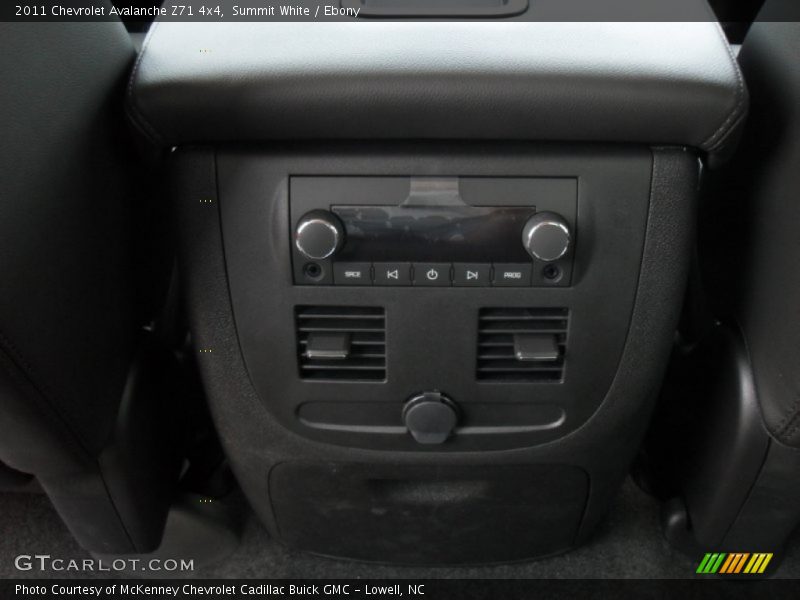 Summit White / Ebony 2011 Chevrolet Avalanche Z71 4x4