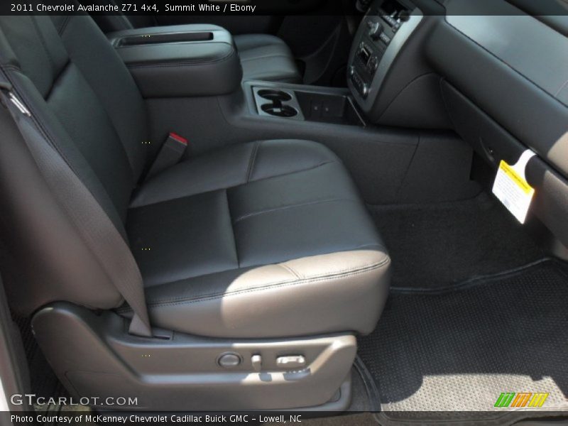 Summit White / Ebony 2011 Chevrolet Avalanche Z71 4x4