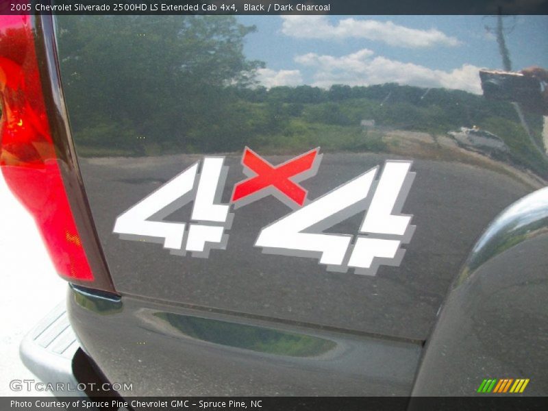 Black / Dark Charcoal 2005 Chevrolet Silverado 2500HD LS Extended Cab 4x4