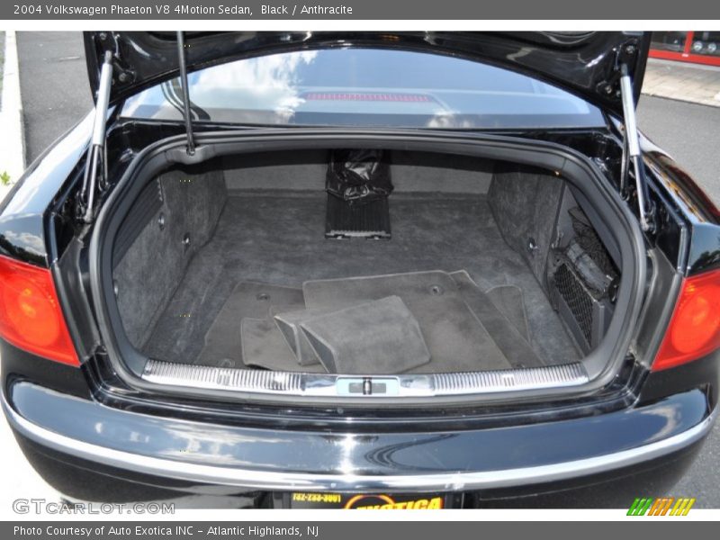  2004 Phaeton V8 4Motion Sedan Trunk