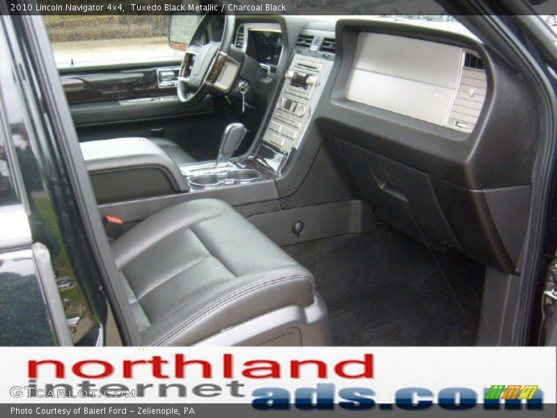 Tuxedo Black Metallic / Charcoal Black 2010 Lincoln Navigator 4x4